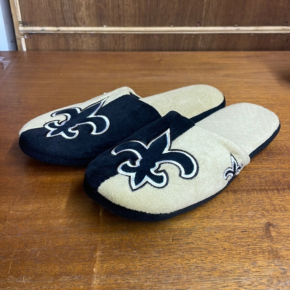 New Orleans Saints Men’s Small Slippers (Size 7-8) by Forever Collectibles